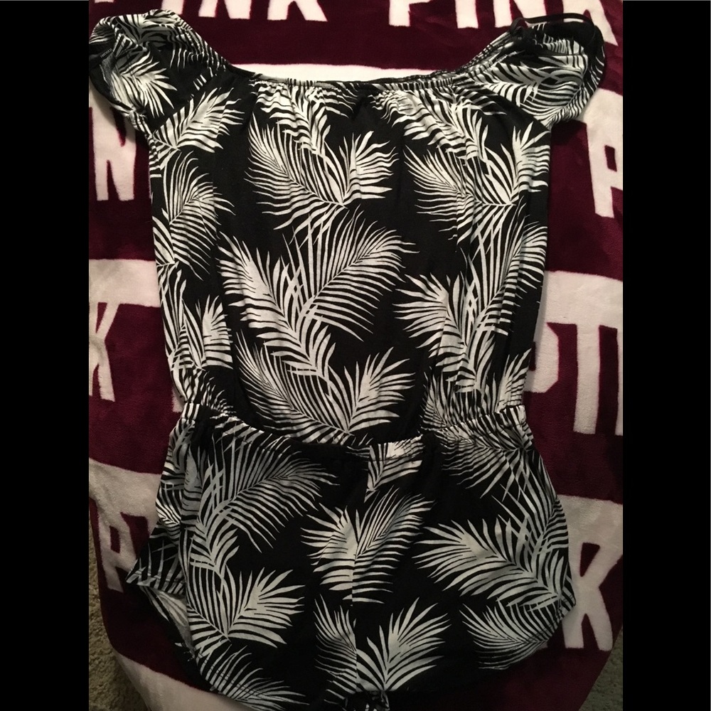 Like New Forever 21 short sleeve romper Size Small